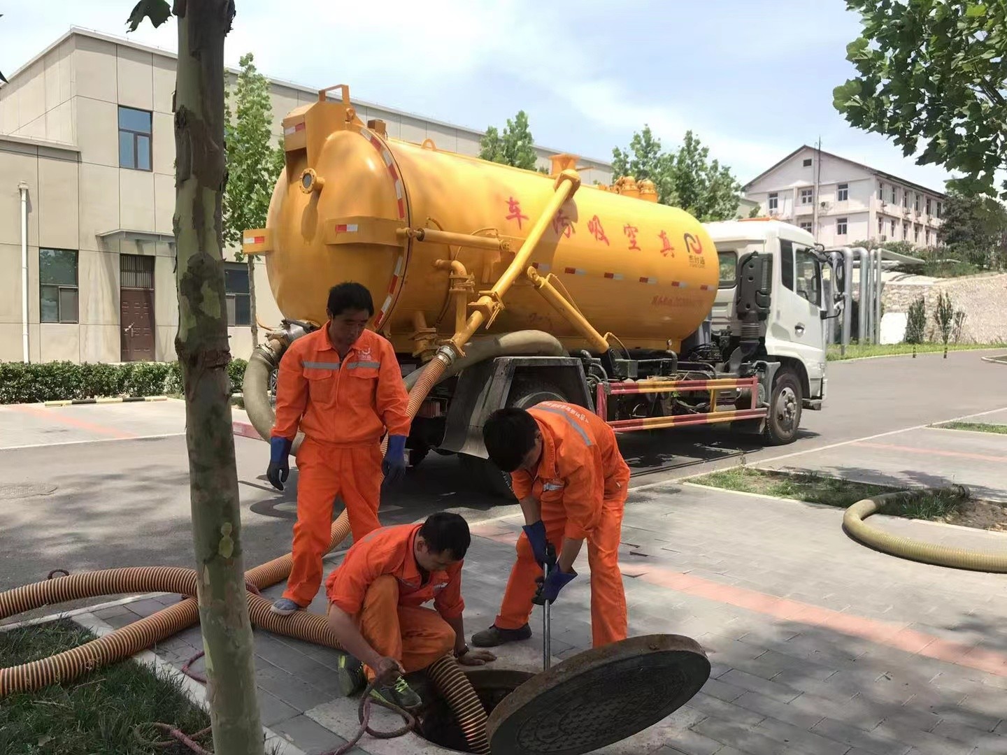 钟山管道疏通车停在窨井附近