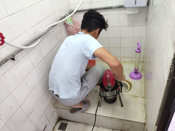 钟山管道堵塞冒臭气 专业师傅现场解决问题