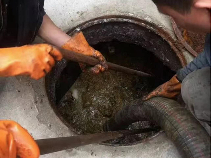 钟山清理化粪池时如何避免沼气的危害?